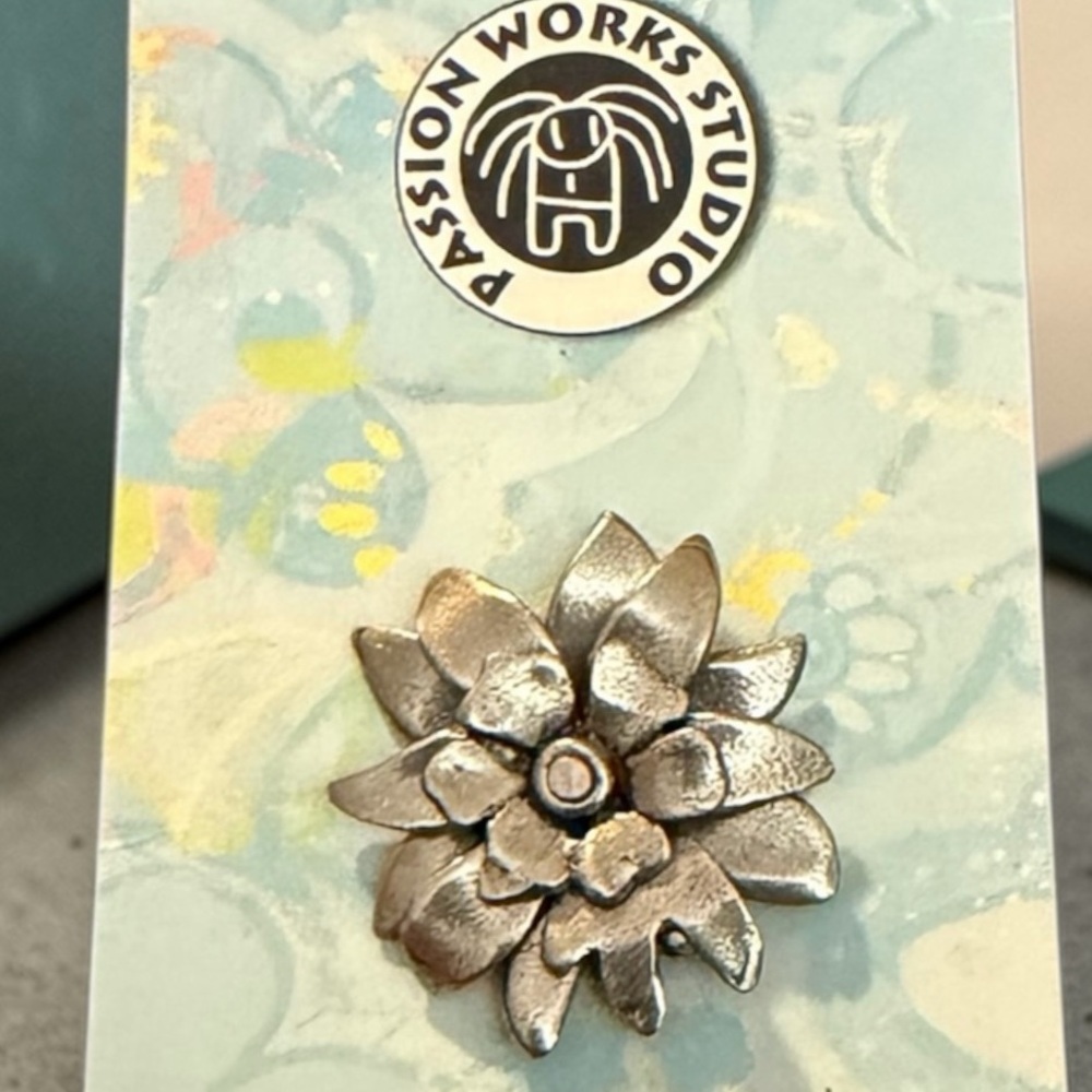 💖5/$25💖 BEAUTIFUL SILVER/GUNMETAL FLOWER PIN